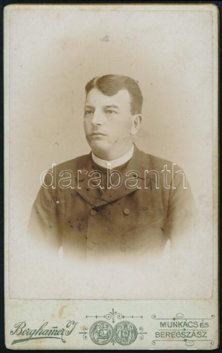 cca 1900 Férfiportré, keményhátú fotó Berghamer (Munkács, Beregszász) műterméből, 10,5×6,5 cm
