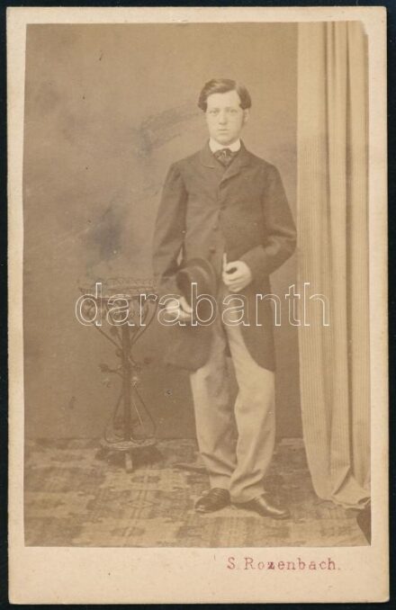 cca 1865 Férfi egész alakos portréja, keményhátú fotó Rozenbach Lwow-i műterméből, 10,5×6,5 cm