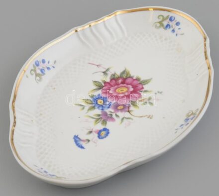 Hollóházi porcelán tálka. Kézzel festett, jelzett, apró mázhibával. 19x13 cm