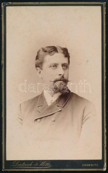 cca 1883 Férfiportré, keményhátú fotó Dietrich és Witte Chemnitz-i műterméből, 10,5×6,5 cm