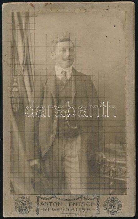 cca 1910 Férfiportré, keményhátú fotó Anton Lentsch regensburgi műterméből, fotó felülete négyzethálózva, 10,5×6,5 cm