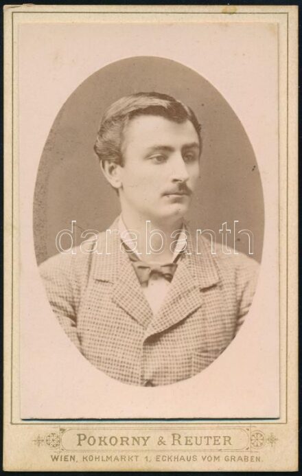 cca 1890 Férfiportré, porcelánkép utánzató keményhátú fotó Pokorny&Reuter bécsi műterméből, 10,5×6,5 cm
