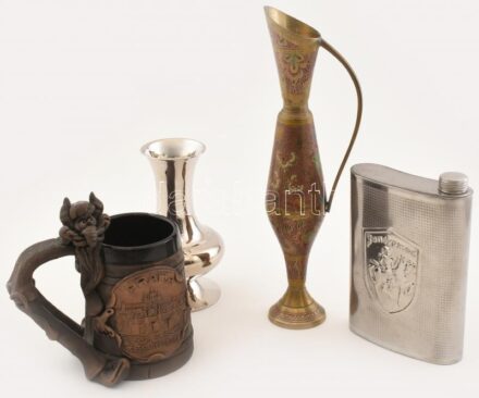 4 db vegyes fémtárgy, kerámia: Prága figurális kerámia korsó, kis lepattanással, m: 17,5 cm + ukrán fém flaska, 0,75 l, m: 18,5 cm + indiai réz váza, kopott, m: 32 cm + krómozott fém váza, m: 17 cm