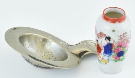 Alpakka teaszűrő, jelzett, kopásnyomokkal, kis sérüléssel, 13,5x9,5 cm + Távol-keleti mini porcelán váza, kézzel festett, jelzés nélkül, kisebb kopásnyomokkal, m: 7,5 cm