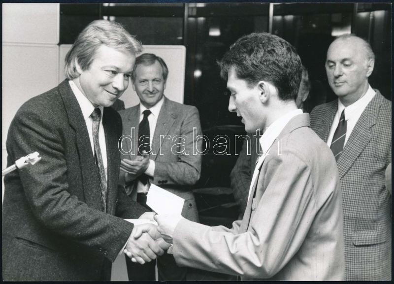 cca 1990 Neményi Béla díjat ad át Kovács 'Kokó' István (1970- ) ökölvívónak (balról jobbra: Neményi Béla, Gallov Rezső, Kokó, Sermer György), hátoldalán feliratozott fotó, 18x12,5 cm