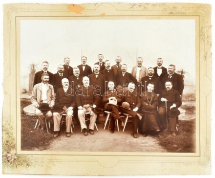 1900 Baja, ipari kiállítás végrehajtó bizottsága, Goldstein R. fényképész műtermében készült, keményhátú vintage fotó, hátoldalán feliratozott, karton sérült és körbevágva, fotó kissé kopott, 28×37,5 cm