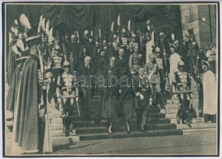 1942 ifj. vitéz Horthy István (1904-1942) hősi halált halt kormányzóhelyettes temetési menete elhagyja a Parlamentet, élén a kormányzói párral, Horthy Miklóssal (1868-1957) és felesége Horthy Miklósné Purgly Magdolna (1881-1959),