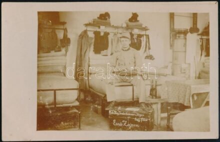 1915 A k.u.k. I. Reg. Tirolerkaiser Jäger (hegyivadász) Zajzon Ernő önkéntes katona a laktanyai szobában felszerelésével, fotó szép állapotban, 9×14 cm