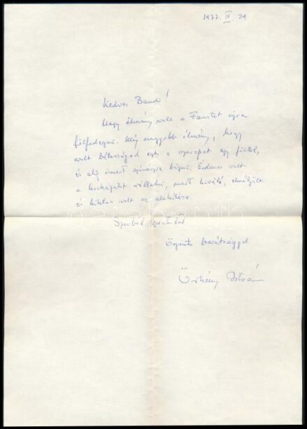 1977 Örkény István (1912-1979) író saját kézzel írt levele eredeti borítékjával Marton Endrének, a Nemzeti Színház rendezőjének, amelyben gratulál az új Faust bemutatóhoz és ahhoz, hogy volt bátorsága a rendezőnek egy fiatal