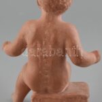Pató Róza: Hokedlin ülő gyermek. Terrakotta, kopott, jelzett, m:15cm - Image 2