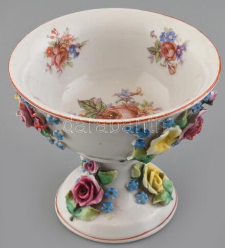 Plasztikus, rózsás porcelán kínáló, jelzés nélkül, kopott, lepattanásokkal.