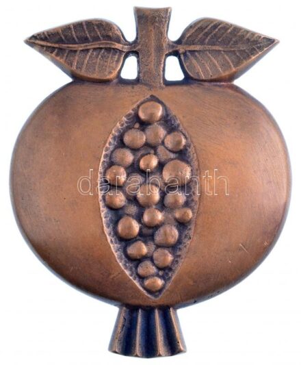~2000. 'A Szlovákiai Magyar Képzőművészek Társaságának Nívó Díja' gránátalma alakú kétoldalas Br plakett (76x62mm) T:1- kis karc