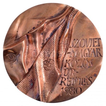 Asszonyi Tamás (1942-) 1980. 'Szovjet-magyar közös űrrepülés 1980' egyoldalas Br plakett peremen 'AT' beütéssel (102mm) T:1- patina