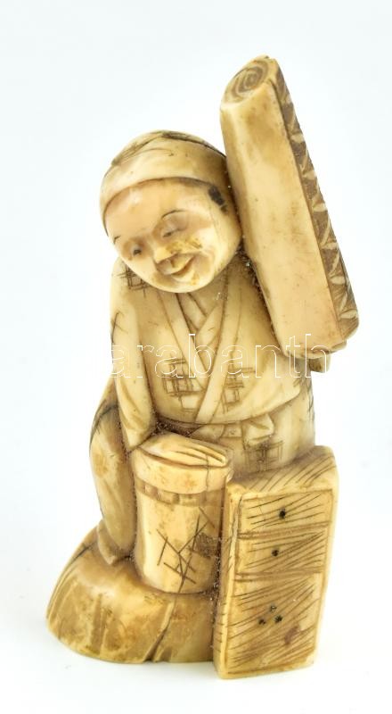 Faragott csont japán figura, kopott, m:7cm