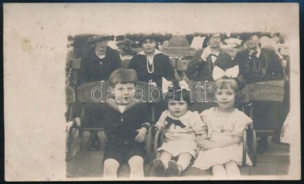 cca 1910 Nézőtéren, gyerekek 'Buchwald Andrássy út' feliratú székeken, fotólap, 8,5×13,5 cm