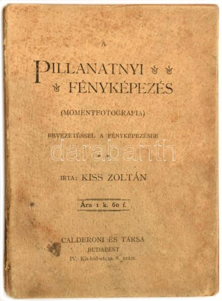 Kiss Zoltán: Pillanatnyi fényképezés. Momenfotográfia. Bevezetéssel a fényképezésbe. Szombathely, 1900. Calderoni. 8 szt l (reklámok) + 103p. + 8 sztl lev. reklámok Sérült kiadói papírkötésben
