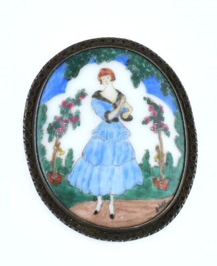Ezüst (Ag) keretes, porcelán betétes bross, kézzel festett, jelzett: Bánk Ernő (1883-1962) kopott, fémjel nélkül, d:7x5,5cm, bruttó: 33 g