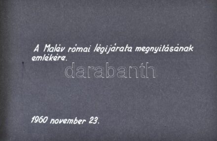 1960 A Malév római légijárata megnyitásának emlékére, fényképalbum 18 db fotóval, 18x13 cm méretben, MALÉV jelvénnyel ellátott, zsinórfűzéses vászon albumban