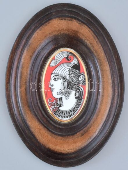 Hollóházi Szász Endre porcelán medál, matricás, bőrkeretben jelzett, kopásnyomokkal, h: 6 cm