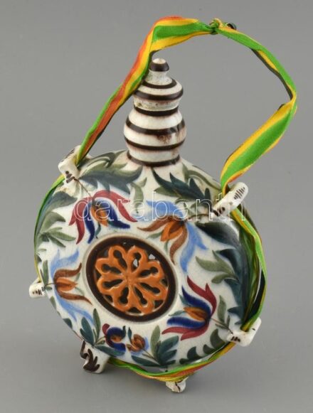 Mayer György Városlőd butykos, kézzel festett kerámia, mázrepedésekkel, kopott, sérült, jelzett, m: 24 cm