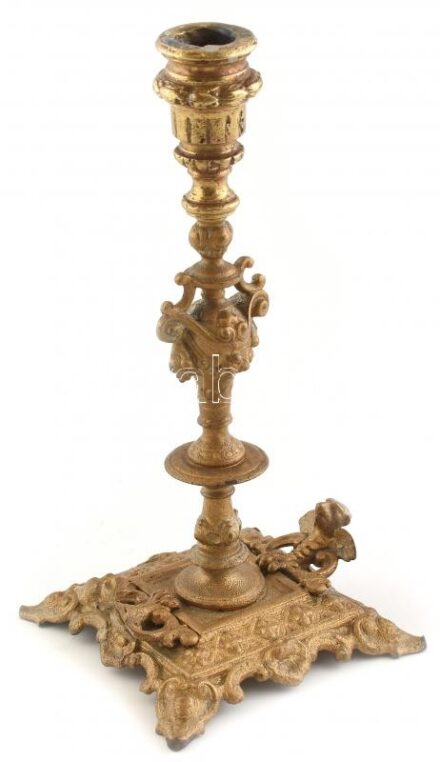 Historizáló, aranyszínű fém gyertyatartó, kis zománclepattanásokkal, kopásnyomokkal, m: 23 cm