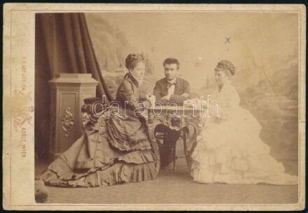Ferenczy Ida (1839-1928) társaságban (Wenke Nelly, Hertzeg Sándor), keményhátú fotó Adéle bécsi műterméből, hátoldalon feliratozva, Ferenczy Ida hagyatékából, 11,5×16,5 cm