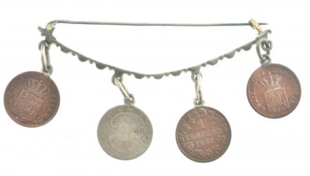 Vegyes: Német Államok / Bajorország 1852-1870. 1kr Ag (3xklf) + Amerikai Egyesült Államok 1852(?) 3c Ag, a négy érme együtt brossá alakítva T:2-3 patina Mixed: German States / Bavaria 1852-1870. 1 Kreuzer Ag (3xklf) + USA 1852(?) 3 Cents