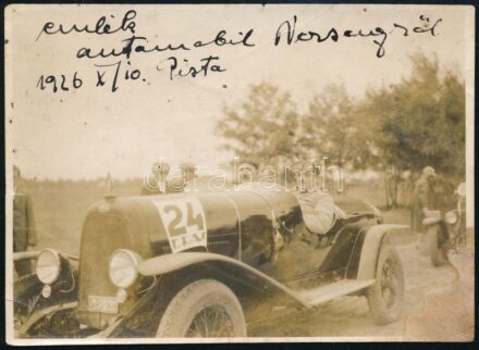 1926 A Tiszántúli Automobil Club túraversenye, Dr. Szelnár Aladár, a Királyi Magyar Automobil Club titkára régi versenyautóban, feliratozott fotó, sarkán folttal, kis saroktörés, 11,5x8 cm