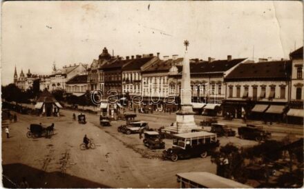 Arad, Bulev. Regina Maria / street, shops, automobiles, buses, monument, pharmacy, beer hall / utca, autóbuszok, autók, műemlék, Vojtek gyógyszertára, Simeon Schwarz és fiai, I. Mattuschek üzlete, söröző (EB)