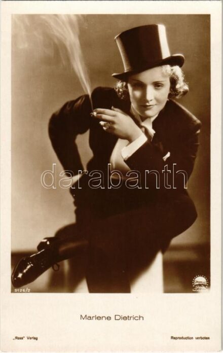 Marlene Dietrich, smoking. Paramount Pictures. 'Ross' Verlag 5126/2.