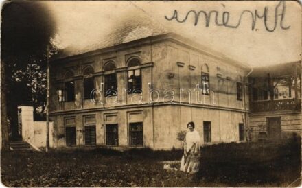 Berente (Kazincbarcika), kastély hölggyel. photo (EK)