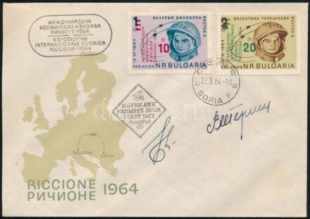 Valentyina Tyereskova (1937- ) és Valerij Bikovszkij (1934- ) szovjet űrhajósok aláírásai emlékborítékon / Valentina Tereshkova (1937- ) and Valeriy Bikovskiy (1934- ) Soviet astronauts on envelope