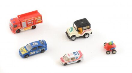 5 db különféle játékautó, közte lendkerekes is, kisebb kopásnyomokkal, h: 4,5 - 12,5 cm