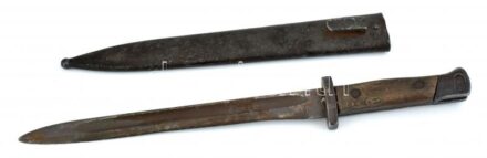 M95 bajonett FG jelzéssel a pengén kis horpadással a hüvelyen,