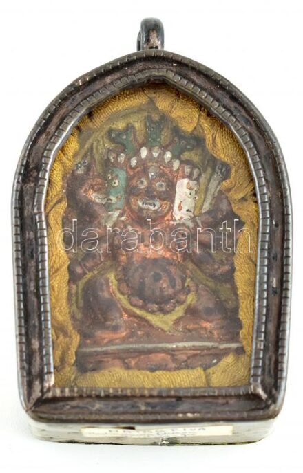 Tibeti amulett üvegezett fém keretben, festett cserép istenség 'Hayagriva', m: 6 cm