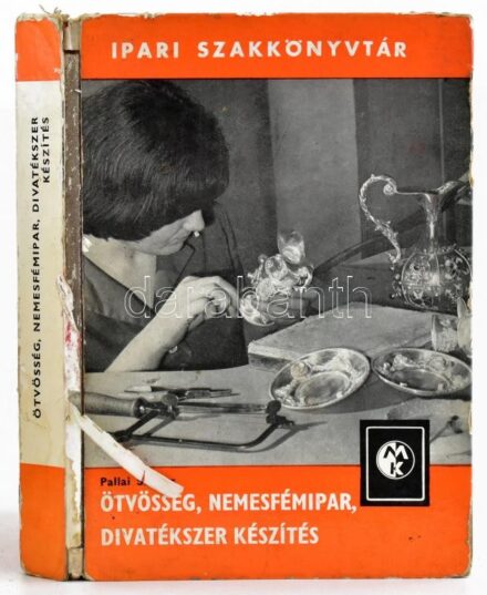 Pallai Sándor: Ötvösség, nemesfémipar, divatékszer készítés. Ipari szakkönyvtár. Bp., 1976, Műszaki Könyvkiadó, 400 p. Harmadik kiadás. Fekete-fehér képekkel illusztrálva. Kiadói kartonált papírkötés, sérült borítóval és