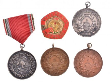 1958-1959.'Önkéntes Tűzoltói Szolgálatért' ezüstözött Br és Br kitüntetések füllel (4xklf) 5,10 és 15 éves szolgálatért, az egyik mellszalagon + ~1970-1980. 'Vállalati Tűzoltó' fém, zománcozott sapkajelvény T:2 patina,