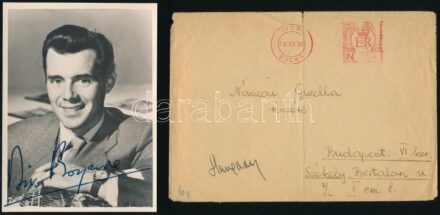 Dirk Bogarde (1921-1999) autográf aláírása saját magát ábrázoló fotón, fejléces boríték mellékelve, mindkettő albumlapba helyezve, de nem beragasztva