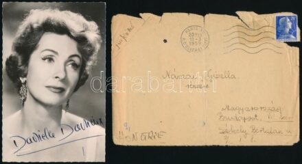 Danielle Darrieux (1917-2017) francia színésznő autográf aláírása saját magát ábrázoló fotón, sérült boríték mellékelve, mindkettő albumlapba helyezve, de nem beragasztva / Danielle Darrieux autograph