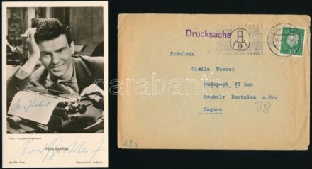 Horst Buchholz (1933-2003) német színész autográf aláírása és dedikációja saját magát ábrázoló fotólapon, boríték mellékelve, mindkettő albumlapba helyezve, de nem beragasztva / Horst Buchholz autograph