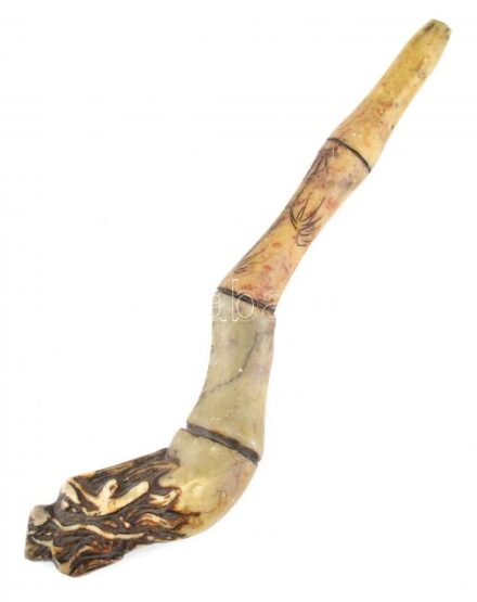 Pipa, Ópiumpipa. Sárkányt ábrázoló, faragott jáda? kő, száján apró lepattanással. 20 cm