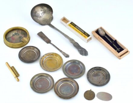 Kis bolha tétel: fém alátétek, gobelines hamutartó, merőkanál, stb