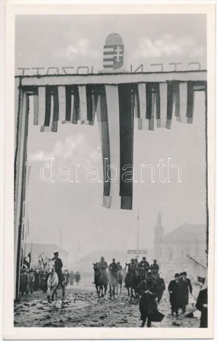 1938 Kassa, Kosice; bevonulás, Horthy Miklós a díszkapu alatt / entry of the Hungarian troops with decorated gate