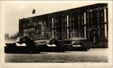 Budapest, Az 1956. április 4-i díszszemle emlékére, harckocsik. Képzőművészeti Alap