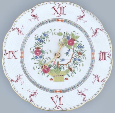 Herendi Indiai kosár mintás porcelán falióra. Kézzel festett, jelzett, hibátlan, d: 28,5 cm.