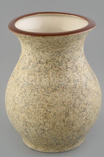 Amphora jelzésű porcelán váza, kopásnyomokkal, m:19cm