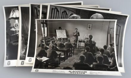 1960 ,,Alázatosan jelentem' című magyar film jelenetei és szereplői (köztük Gábor Miklós, Uray Tivadar, Ruttkai Éva, Szirtes Ádám), 13 db vintage produkciós filmfotó, ezüstzselatinos fotópapíron, 24x30 cm