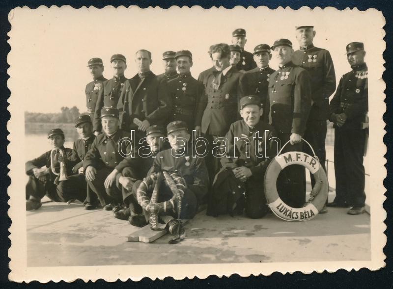 cca 1930-1940 A M.F.T.R. Lukács Béla hajó személyzete, 6×9 cm