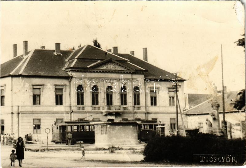 Diósgyőr (Miskolc), Városháza, villamos. photo (vágott / cut)