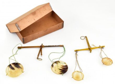 Egykezes mérleg kettő darab, karton dobozban.